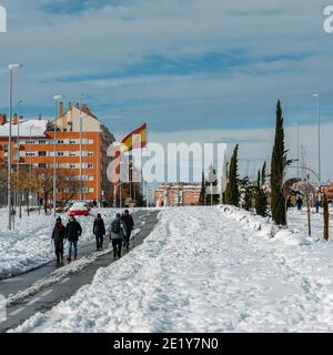Madrid, Espagne - 10 janvier 2021 - UN blizzard persistant a blanchi de grandes parties de l'Espagne avec des niveaux record de neige de 50 ans. Les gens marchent sur l'avenue Banque D'Images