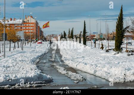 Madrid, Espagne - 10 janvier 2021 - UN blizzard persistant a blanchi de grandes parties de l'Espagne avec des niveaux record de neige de 50 ans. Les gens marchent sur l'avenue Banque D'Images