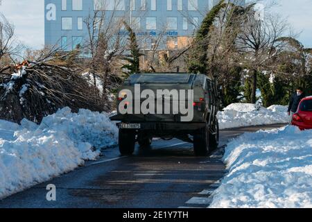 Madrid, Espagne - 10 janvier 2021 - UN blizzard persistant a blanchi de grandes parties de l'Espagne avec des niveaux record de neige de 50 ans. L'armée a été introduite Banque D'Images