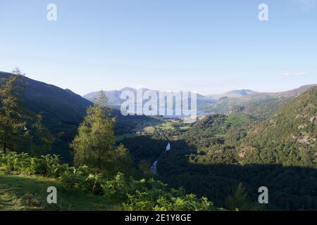 Derwent Water dans le district des lacs anglais; hautes montagnes de Skiddaw en arrière-plan, saumâtres verts et arbres en premier plan, rivière sinueuse dans la vallée l Banque D'Images