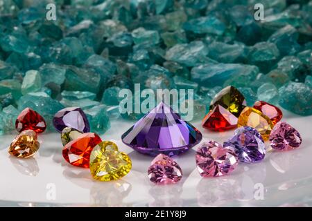 Les diamants bleu saphir sont placés dans une enclave de diamants colorés en forme de coeur sur des pierres précieuses bleu ciel brutes. Bijoux en forme de coeur sont un joli cadeau Banque D'Images