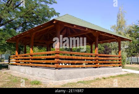 Maison d'été dans le parc, abri en bois Banque D'Images