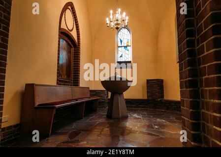 Une salle de baptême, une petite salle de baptême dans une église Banque D'Images