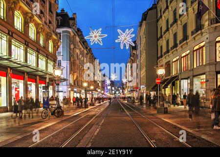 Scène le long de la rue centrale de la Croix d'Or à Genève, habillée pour la saison d'hiver 2020. Banque D'Images