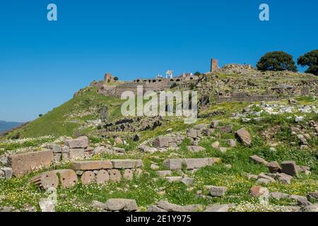 Acropole de Bergama. Temple de Trajan et arcades dans les ruines de l'ancienne ville de Pergamon (Bergama), Izmir, Turquie. Banque D'Images