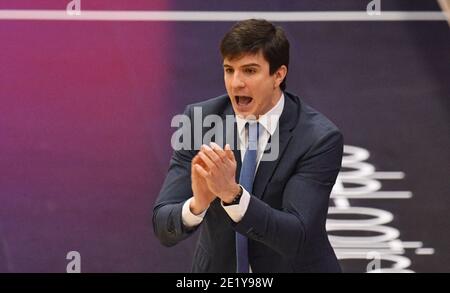 Hambourg, Allemagne. 10 janvier 2021. Basket-ball: Bundesliga, Hamburg Towers - Hakro Merlins Crailsheim, main Round, Matchday 12, edel-optics.de Arena. L'entraîneur de Hambourg, Pedro Calles, fait des gestes sur la touche. Credit: Daniel Reinhardt/dpa/Alay Live News Banque D'Images