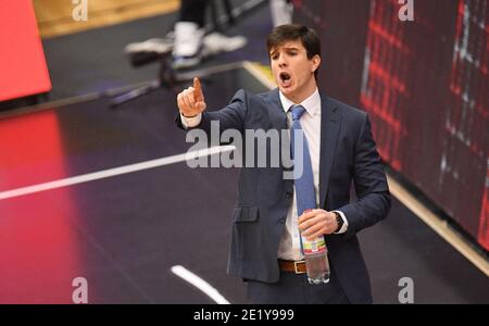 Hambourg, Allemagne. 10 janvier 2021. Basket-ball: Bundesliga, Hamburg Towers - Hakro Merlins Crailsheim, main Round, Matchday 12, edel-optics.de Arena. L'entraîneur de Hambourg, Pedro Calles, fait des gestes sur la touche. Credit: Daniel Reinhardt/dpa/Alay Live News Banque D'Images