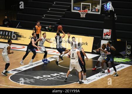 Hambourg, Allemagne. 10 janvier 2021. Basket-ball: Bundesliga, Hamburg Towers - Hakro Merlins Crailsheim, main Round, Matchday 12, edel-optics.de Arena. Elias Lasisi (M) de Crailsheim se lance au panier. Credit: Daniel Reinhardt/dpa/Alay Live News Banque D'Images