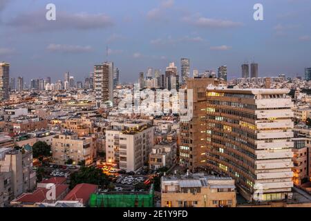 Vue aérienne de tel Aviv, Israël au coucher du soleil, vue depuis l'un des hôtels par le front de mer vers l'intérieur des terres. Un étalement de béton s'étendant jusqu'à yo Banque D'Images