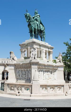 Budapest, Hongrie : statue du roi Saint-Étienne, premier roi chrétien en Hongrie, bastion des pêcheurs au château de Buda Banque D'Images