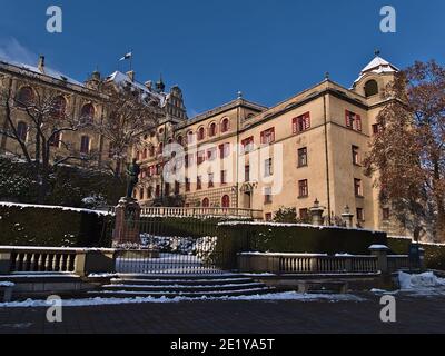 Vue de face du château historique de Hohenzollern avec haie, clôture et vieille sculpture dans la ville de Sigmaringen, Bade-Wurtemberg, Allemagne dans la soirée. Banque D'Images