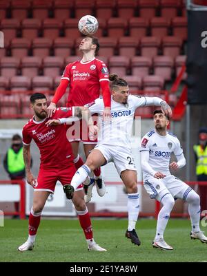 Crawley, Royaume-Uni. 10 janvier 2021. Jordan Tunnicliffe de Crawley Town Out sauts Kalvin Phillips de Leeds United lors de la coupe FA 3ème partie entre Crawley Town et Leeds United, le match a été derrière des portes fermées sans partisans en raison de l'actuel confinement du gouvernement pandémique COVID-19 au stade de pension du peuple, Crawley, Angleterre le 10 janvier 2021. Photo de Liam McAvoy/Prime Media Images. Crédit : Prime Media Images/Alamy Live News Banque D'Images