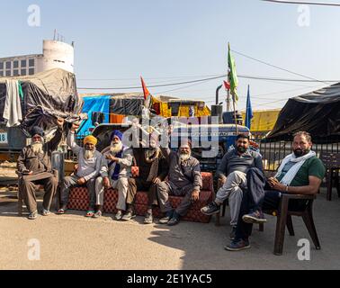 LES AGRICULTEURS PROTESTENT À LA FRONTIÈRE DE DELHI , PROTESTENT CONTRE LA NOUVELLE LOI AGRICOLE ADOPTÉE PAR LE GOUVERNEMENT INDIEN. Banque D'Images