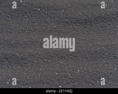 Gros plan avec une belle texture de champ couvert de neige en contre-jour avec des cristaux de glace scintillant au soleil en hiver. Banque D'Images