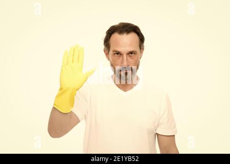 arrêtez de vous salir. homme mûr portez des gants en caoutchouc. homme nettoyant à la maison. prenez soin de vos mains pendant le lavage de la vaisselle. protection des mains. routine quotidienne avec des tâches domestiques. Il s'occupe de toute tâche. Banque D'Images