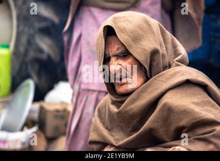 PORTRAIT D'UNE VIEILLE FEMME PROTESTANT À LA FRONTIÈRE DE DELHI , ILS PROTESTENT CONTRE LA NOUVELLE LOI AGRICOLE ADOPTÉE PAR LE GOUVERNEMENT INDIEN. Banque D'Images