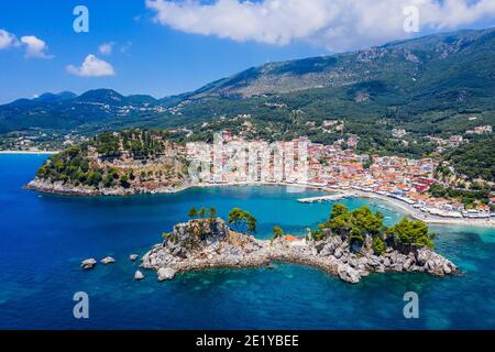 Parga, Grèce. Vue aérienne de la station balnéaire et de l'île de Panagia. Banque D'Images