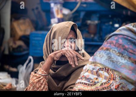 PORTRAIT D'UNE VIEILLE FEMME PROTESTANT À LA FRONTIÈRE DE DELHI , ILS PROTESTENT CONTRE LA NOUVELLE LOI AGRICOLE ADOPTÉE PAR LE GOUVERNEMENT INDIEN. Banque D'Images