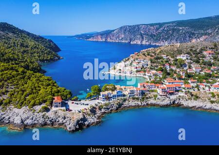 Kefalonia, Grèce. Village coloré d'Assos à Kefalonia. Banque D'Images