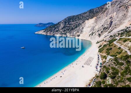 Kefalonia, Grèce. Vue sur la plage de Myrtos, Assos. Banque D'Images