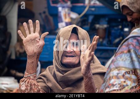 PORTRAIT D'UNE VIEILLE FEMME PROTESTANT À LA FRONTIÈRE DE DELHI , ILS PROTESTENT CONTRE LA NOUVELLE LOI AGRICOLE ADOPTÉE PAR LE GOUVERNEMENT INDIEN. Banque D'Images