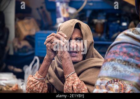 PORTRAIT D'UNE VIEILLE FEMME PROTESTANT À LA FRONTIÈRE DE DELHI , ILS PROTESTENT CONTRE LA NOUVELLE LOI AGRICOLE ADOPTÉE PAR LE GOUVERNEMENT INDIEN. Banque D'Images