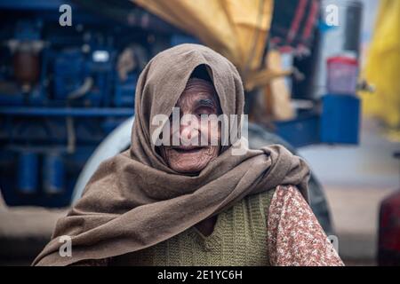 PORTRAIT D'UNE VIEILLE FEMME PROTESTANT À LA FRONTIÈRE DE DELHI , ILS PROTESTENT CONTRE LA NOUVELLE LOI AGRICOLE ADOPTÉE PAR LE GOUVERNEMENT INDIEN. Banque D'Images