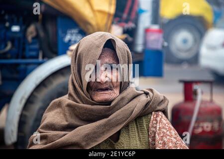 PORTRAIT D'UNE VIEILLE FEMME PROTESTANT À LA FRONTIÈRE DE DELHI , ILS PROTESTENT CONTRE LA NOUVELLE LOI AGRICOLE ADOPTÉE PAR LE GOUVERNEMENT INDIEN. Banque D'Images