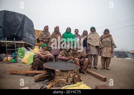 PORTRAIT D'UNE VIEILLE FEMME PROTESTANT À LA FRONTIÈRE DE DELHI , ILS PROTESTENT CONTRE LA NOUVELLE LOI AGRICOLE ADOPTÉE PAR LE GOUVERNEMENT INDIEN. Banque D'Images