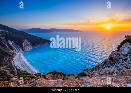 Kefalonia, Grèce. Vue sur la plage de Myrtos au coucher du soleil. Banque D'Images