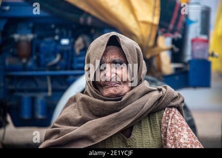 PORTRAIT D'UNE VIEILLE FEMME PROTESTANT À LA FRONTIÈRE DE DELHI , ILS PROTESTENT CONTRE LA NOUVELLE LOI AGRICOLE ADOPTÉE PAR LE GOUVERNEMENT INDIEN. Banque D'Images