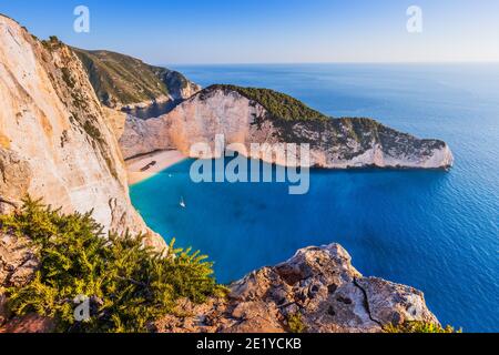 Zakynthos, Grèce. Plage de Navagio avec épave au coucher du soleil. Banque D'Images