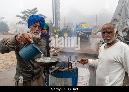 UN MANIFESTANT AUPRÈS DES AGRICULTEURS À LA FRONTIÈRE DE DELHI , ILS PROTESTENT CONTRE LA NOUVELLE LOI AGRICOLE ADOPTÉE PAR LE GOUVERNEMENT INDIEN. Banque D'Images