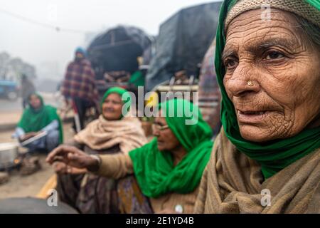 PORTRAIT D'UNE VIEILLE FEMME PROTESTANT À LA FRONTIÈRE DE DELHI , ILS PROTESTENT CONTRE LA NOUVELLE LOI AGRICOLE ADOPTÉE PAR LE GOUVERNEMENT INDIEN. Banque D'Images