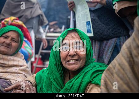 PORTRAIT D'UNE VIEILLE FEMME PROTESTANT À LA FRONTIÈRE DE DELHI , ILS PROTESTENT CONTRE LA NOUVELLE LOI AGRICOLE ADOPTÉE PAR LE GOUVERNEMENT INDIEN. Banque D'Images