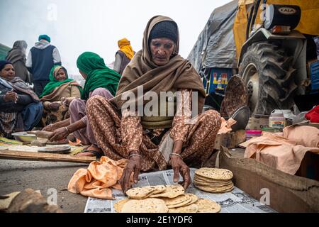 PORTRAIT D'UNE VIEILLE FEMME PROTESTANT À LA FRONTIÈRE DE DELHI , ILS PROTESTENT CONTRE LA NOUVELLE LOI AGRICOLE ADOPTÉE PAR LE GOUVERNEMENT INDIEN. Banque D'Images