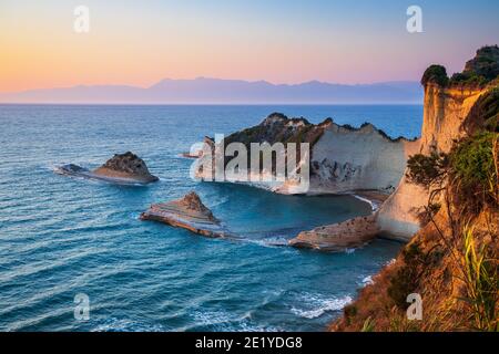 Corfou, Grèce. Falaises de Cape Drastis au coucher du soleil. Banque D'Images