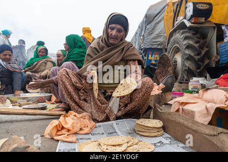 PORTRAIT D'UNE VIEILLE FEMME PROTESTANT À LA FRONTIÈRE DE DELHI , ILS PROTESTENT CONTRE LA NOUVELLE LOI AGRICOLE ADOPTÉE PAR LE GOUVERNEMENT INDIEN. Banque D'Images