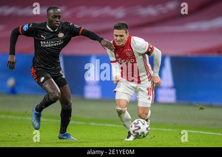 AMSTERDAM, PAYS-BAS - JANVIER 10: Jordan Teze of PSV, Dusan Tadic of Ajax lors du match néerlandais entre Ajax et PSV à Johan Cruijff Arena le 10 janvier 2021 à Amsterdam, pays-Bas (photo de Gerrit van Keulen/BSR Agency/Orange Pictures/Alay Live News) Banque D'Images