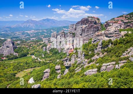 Meteora, Grèce. Formations rocheuses de grès, les monastères Rousanou, Nikolaos et Grand Meteora. Banque D'Images