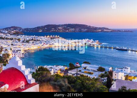 Mykonos, Grèce. Vue panoramique sur la ville de Mykonos et les îles Cyclades au coucher du soleil. Banque D'Images