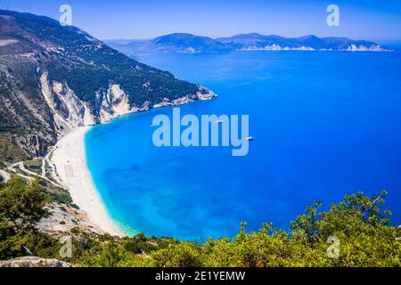 Kefalonia, Grèce. Vue sur la plage de Myrtos, Assos. Banque D'Images