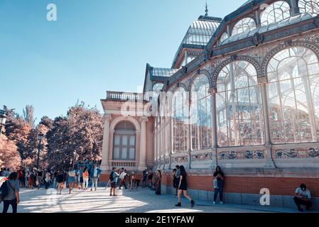 Le Palais Cristal est une structure en verre et en métal, située dans le parc du Retiro à Madrid. Il a été construit en 1887 pour accueillir une exposition de Flora A. Banque D'Images