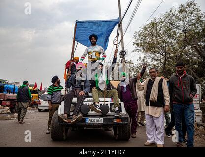UN GROUPE D'AGRICULTEURS PROTESTENT À LA FRONTIÈRE DE DELHI , PROTESTENT CONTRE LA NOUVELLE LOI AGRICOLE ADOPTÉE PAR LE GOUVERNEMENT INDIEN. Banque D'Images