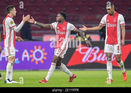 AMSTERDAM, PAYS-BAS - JANVIER 10 : Dusan Tadic d'Ajax, Quincy Promes d'Ajax célébrant son but, Ryan Gravenberch d'Ajax lors du match néerlandais entre Ajax et PSV à Johan Cruijff Arena le 10 janvier 2021 à Amsterdam, pays-Bas (photo de Gerrit van Keulen/BSR AgencyOrange PicturesAlamy Live News) Banque D'Images