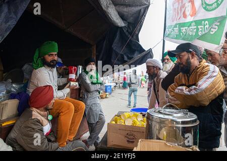 UN GROUPE D'AGRICULTEURS PROTESTENT À LA FRONTIÈRE DE DELHI , PROTESTENT CONTRE LA NOUVELLE LOI AGRICOLE ADOPTÉE PAR LE GOUVERNEMENT INDIEN. Banque D'Images