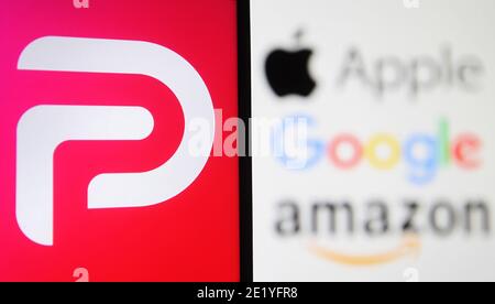 Dans cette illustration, le logo Parler affiché sur un smartphone avec les logos Google, Amazon et Apple affichés sur l'écran du PC en arrière-plan.Google, Apple et Amazon ont suspendu l'application de réseau social Parler. Parler est devenu indisponible dans l'App Store, Google Play et Amazon Web Services, apparemment comme indiqué un contrôle insuffisant sur les publications des utilisateurs qui encourageaient la violence, semble-t-il par les médias. Banque D'Images