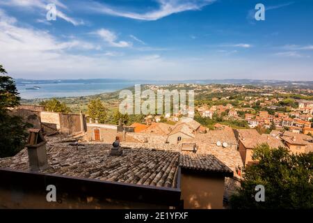 Vue sur le lac Bolsena du point de vue de Montefiascone (Italie) Banque D'Images