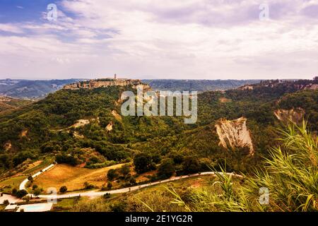 Belle vue panoramique de la célèbre Civita di Bagnoregio avec la vallée du Tibre, Lazio, Italie Banque D'Images