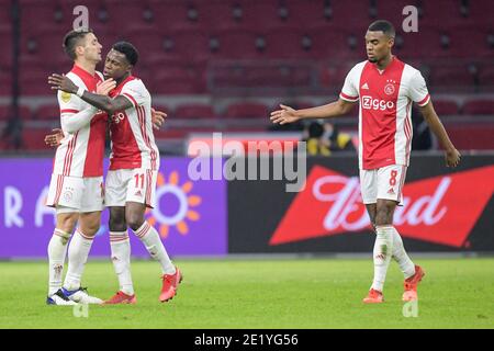 AMSTERDAM, PAYS-BAS - JANVIER 10: Quincy Promes d'Ajax célébrant son but avec Dusan Tadic d'Ajax lors du match néerlandais Eredivisie entre Aja Banque D'Images